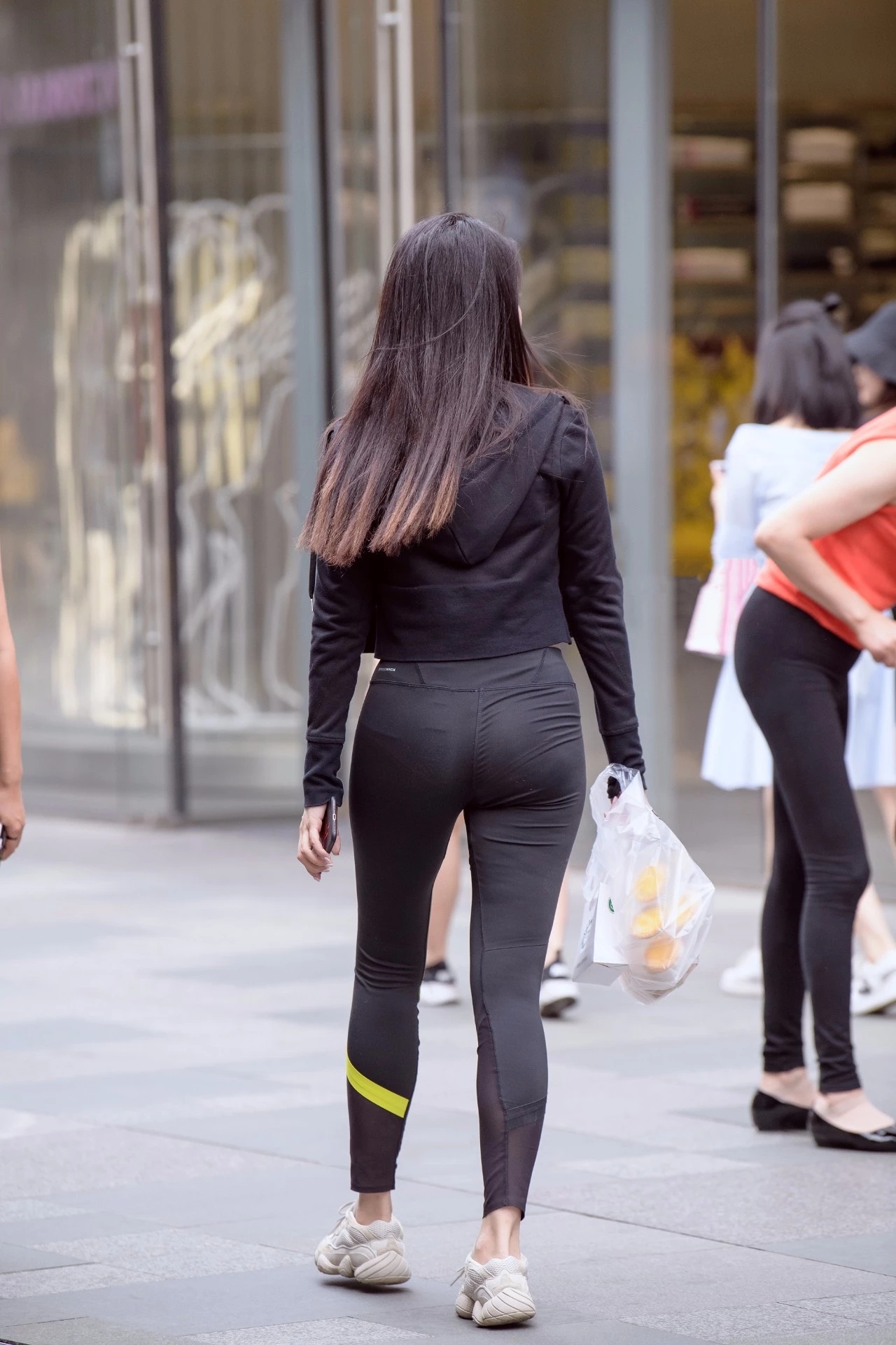 小巷深处的时尚秘境,最新紧身裤街拍图片大放送