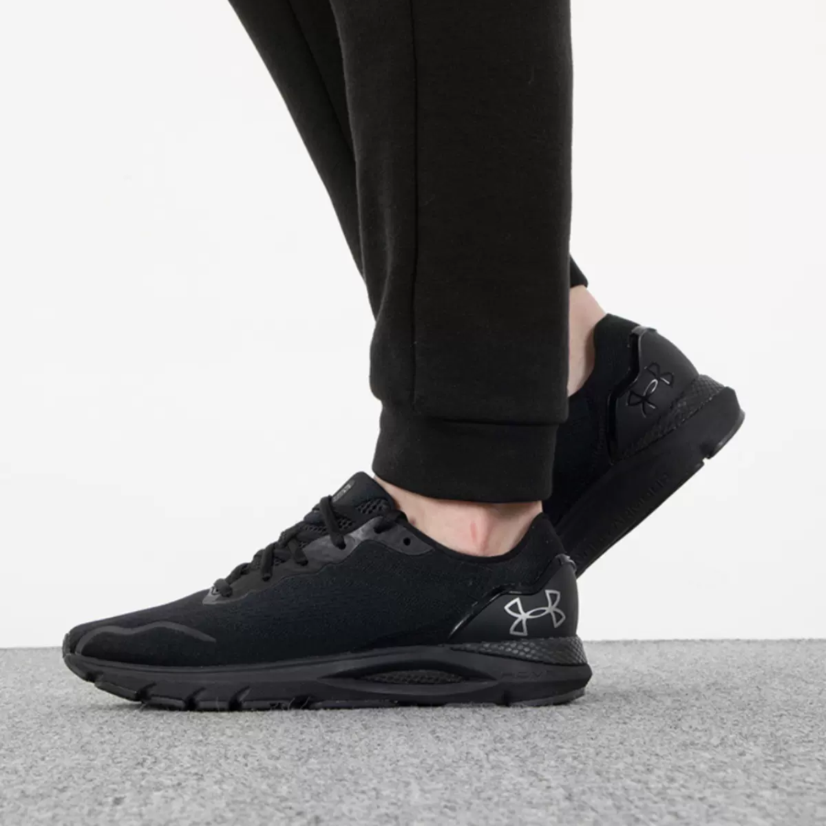 安德玛鞋履新篇章,时代步伐与运动灵魂的完美融合