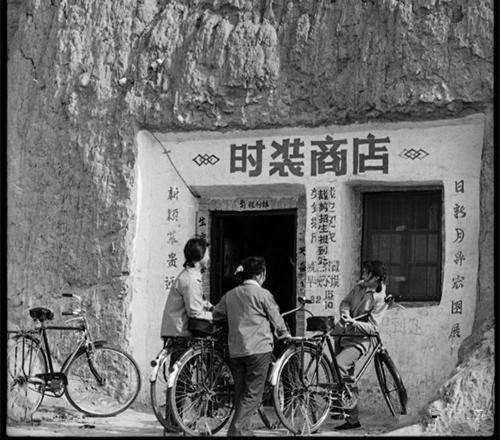 高科技产品重塑女性生活,引领未来潮流趋势——年代女最新风尚