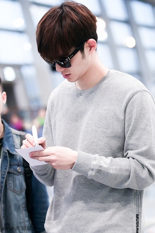 阿拉蕾董力最新照片，星光偶像展现魅力风采