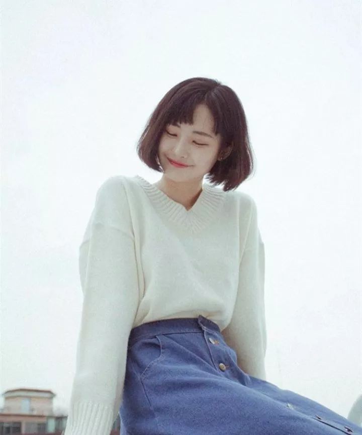 女性中短发最新时尚潮流图片，展现简洁魅力