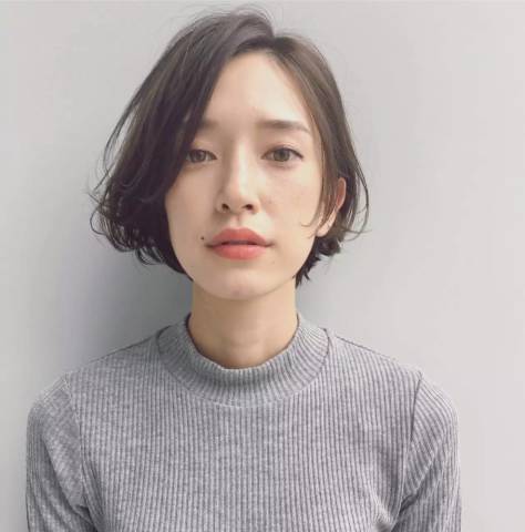 女性中短发最新时尚潮流图片,展现简洁魅力
