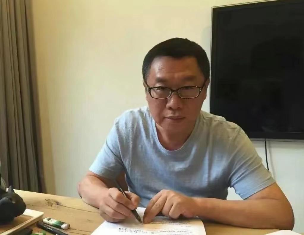 凤凰传媒行情，逆风翱翔，成就梦想之旅的传媒巨头