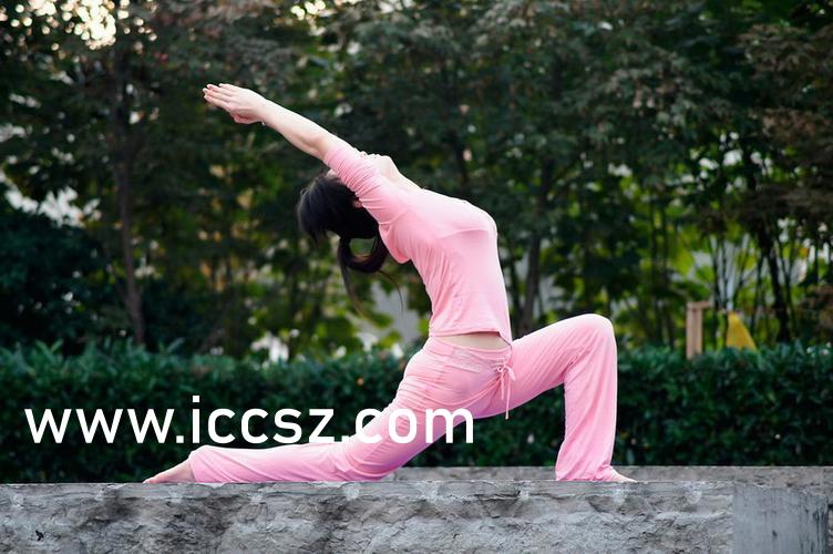 芽森最新作品,小巷中的独特风情小店