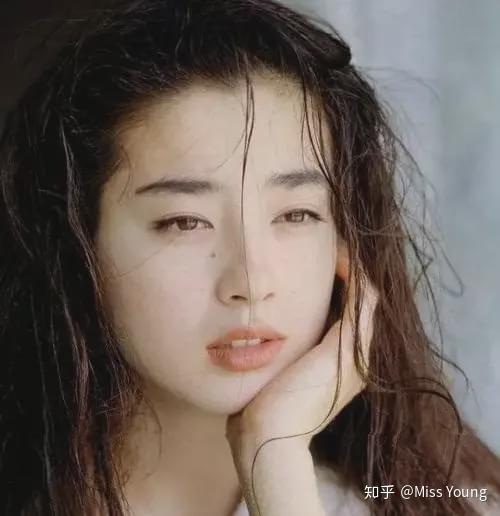 明星颜值的魅力，内外兼修的光芒与自信成就感的源泉