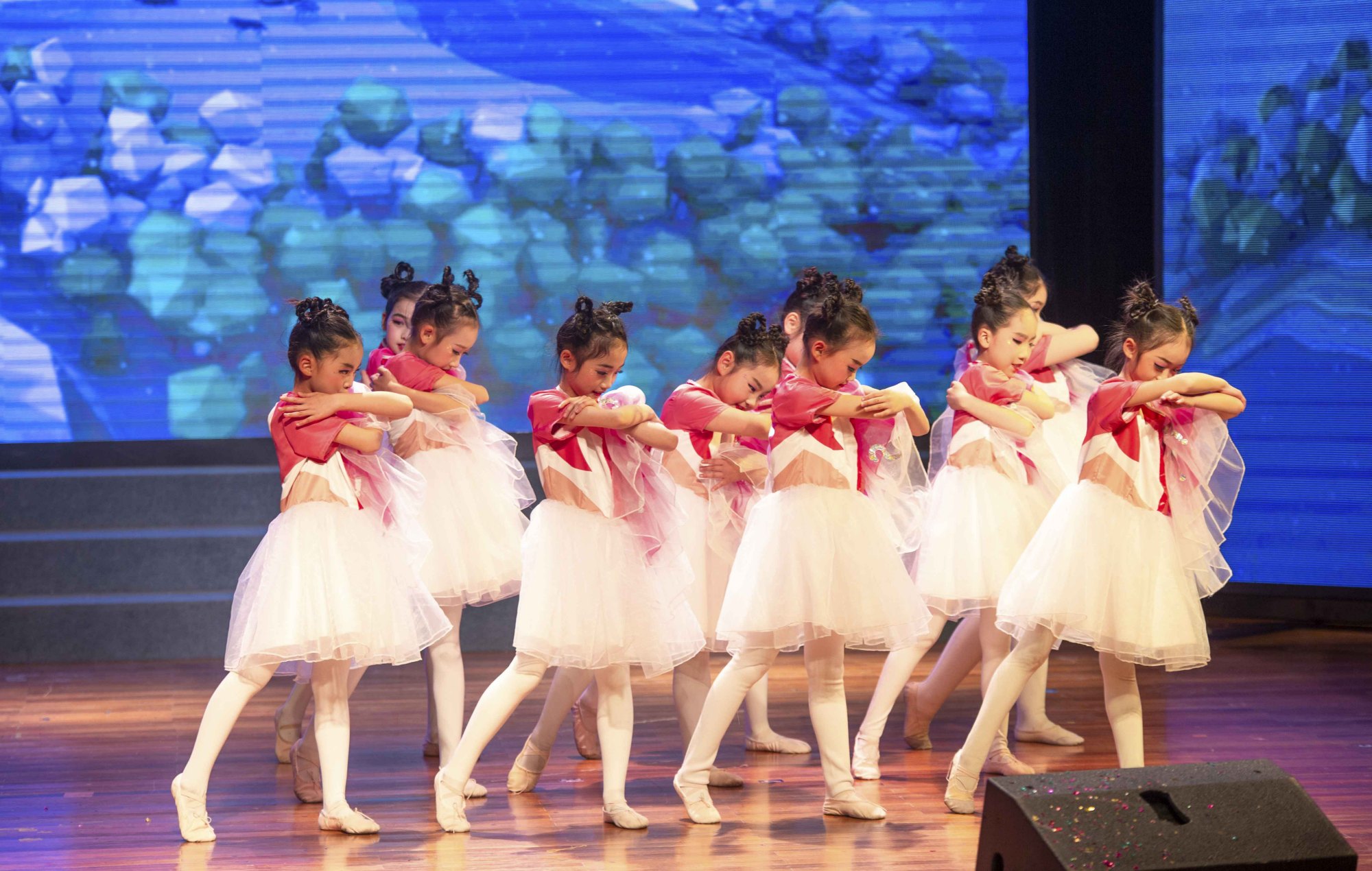 少年宫小舞蹈演员与自然美景的梦幻之旅