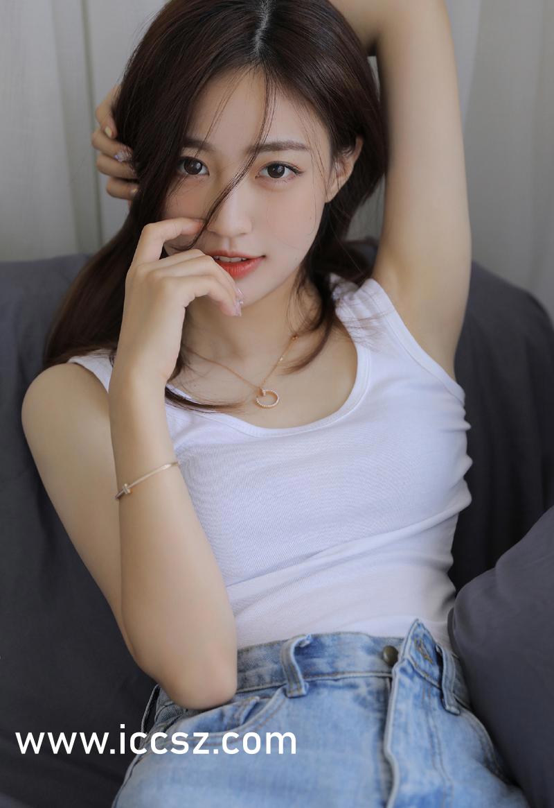 最新青青草，小巷深处的盎然绿意