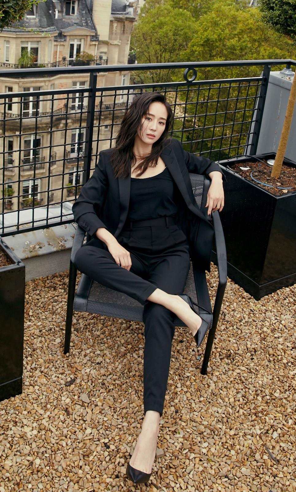 最新街拍丝袜,小巷深处的时尚探索