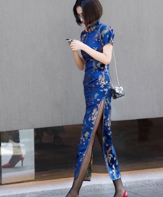 最新街拍丝袜,小巷深处的时尚探索