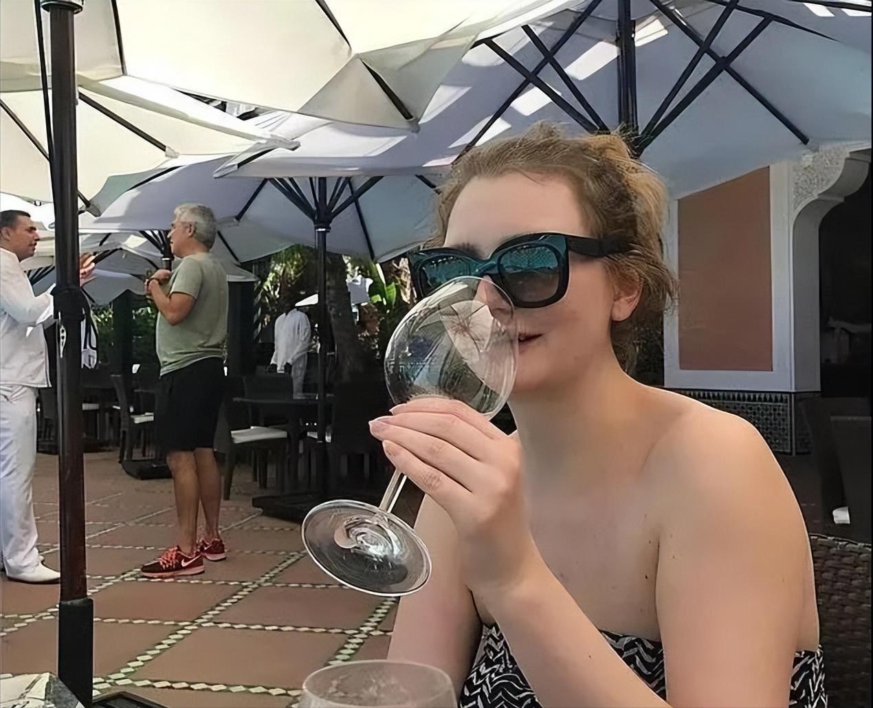 空手套白狼最新技术与小巷神秘小店的探索