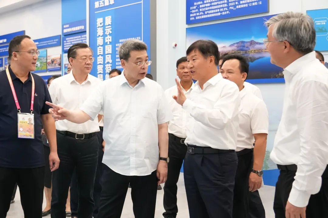 中组部伍鸿亮最新消息,小巷探索之旅背后的故事